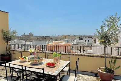 Image de Maison typique avec grande terrasse face à la mer dans le centre d'Otrante