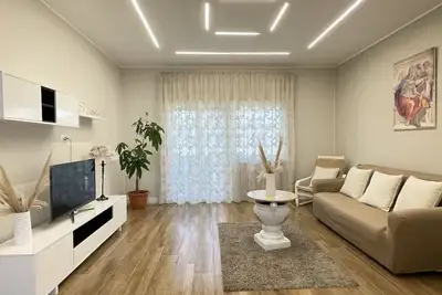 Image de Apartment located within a park with free parking space.