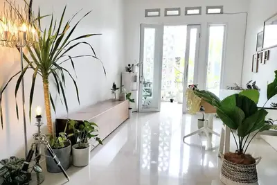 Image de Bright leafy home with Biznet up to 250 Mbps 3+1br