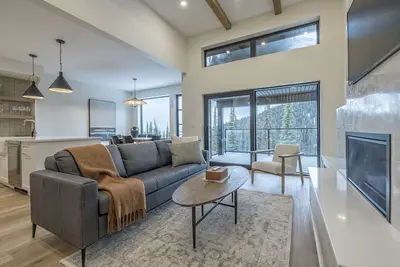 Image de New 5 bedroom home with sauna, private hot tub, private laundry and garage