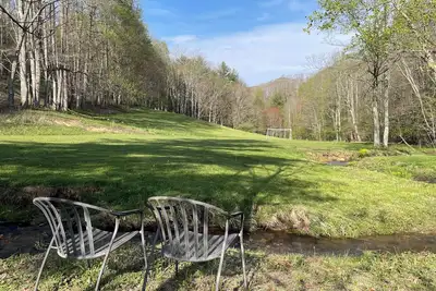 Image de Creekside Getaway - King Bed - Full Kitchen - Foosball