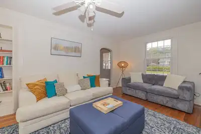 Image de Colonial 3br/1. 5ba Park Circle Charmer!