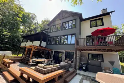 Image de Grand Luxury villa in Mont-Tremblant /7 min to Ski resort/Game/Sauna/ Spa/Bbq