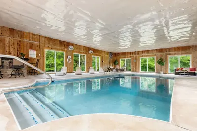 Image de Indoor Heated Private Pool Home & Arcade in Lake Ariel Poconos with 7 beds