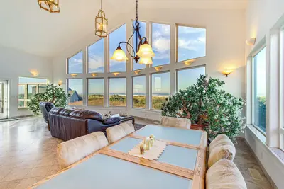 Image de 'Oceanfront Castle' w/ Hot Tub & Game Room