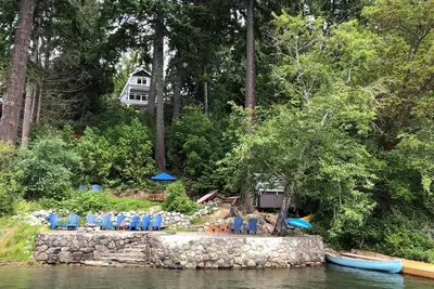 Image de Gorgeous Chalet Style Lake house with four decks and huge dock.