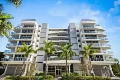 Image de Beautiful, spacious modern condo