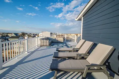 Image de Spacious 4br with rooftop deck – ocean views & beach access