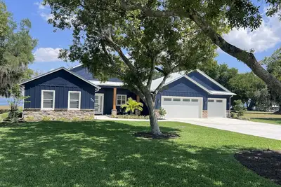 Image de New Lake June Pool Home with hot tub, dock, and amazing views.