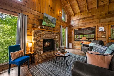 Image de Tranquil Cozy Cabin with Hot Tub! Min to Pigeon Forge & Gatlinburg Attractions!