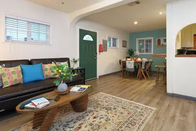 Image de Stylish 2b2b Hideaway 10 mins. drive to Disneyland