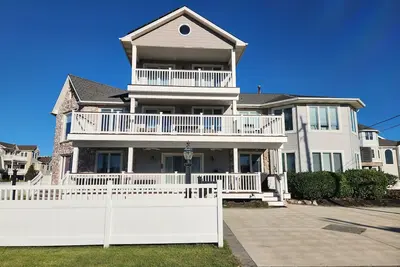 Image de Spacious beach house, 7 bed/4bath, steps from the beach!