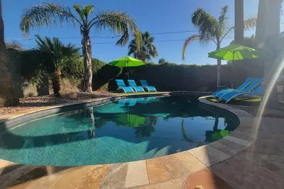Image de Old Town Scottsdale modern decor big pool hot tub Tv on patio Comfort Convenient