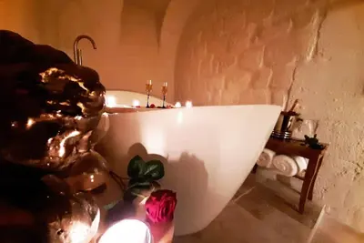 Image de Guernica Apartment Paris Montmartre/Jacuzzi