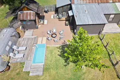 Image de Luxury 3 Bedroom House with Airstream, Cabin, Private Fireplace, and Plunge Pool