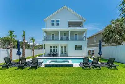 Image de New! Close to Beach ~ Private Pool and Spa
