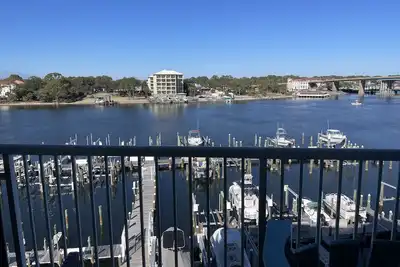 Image de Salty Soul- Waterfront w 2 Kings! Minutes to the Gulf. Pool, Beach gear, W&D.