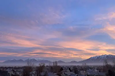 Cozy Apartment with Loft, Theater Room, & Gorgeous Mountain Views! Sleeps 8