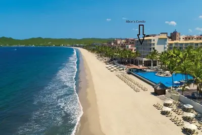 Image de Condo at front of the beach inside a Resort compound hotel.