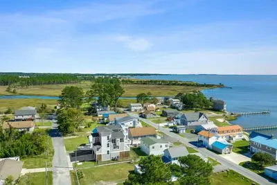 Image de Amazing Oak Orchard 3 level single family home! Bring your boat and fishing pole. Only 30 minutes to Lewes and Rehoboth Beach.