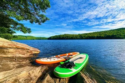 Image de Large rustic home with gameroom. Near lakes, skiing, walk to downtown.