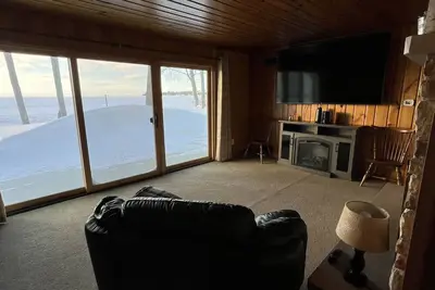 Image de Cozy Cottage, fresh laid sod, new concrete patio and sidewalk, sandy beach!