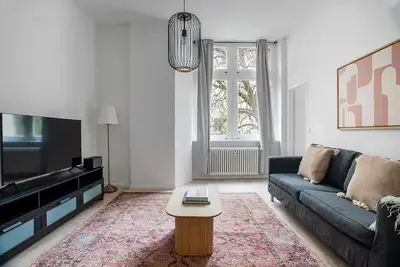 Image de Phenomenal Steglitz Studio, w/ Furniture & Appliances, by Blueground