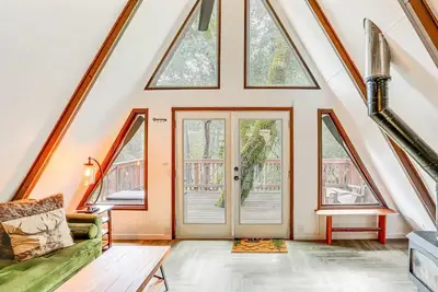 Image de Adorable A-Frame, Private River Access with Beach, Starlink, Fire Pit & Deck