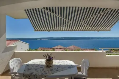 Appartement de deux chambres avec la terrasse et la vue sur le mer Lokva Rogoznica, Omis (A-22069-a)