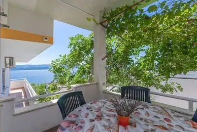 Appartement de deux chambres avec la terrasse et la vue sur le mer Lokva Rogoznica, Omis (A-22069-b)