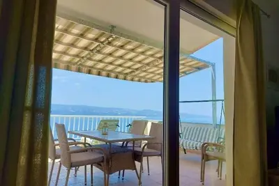 Appartement de trois chambres avec la terrasse et la vue sur le mer Lokva Rogoznica, Omis (A-22069-c)