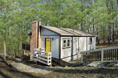 Image de Secluded w Fireplace, Deck, Fire Pit, Grill & WiFi