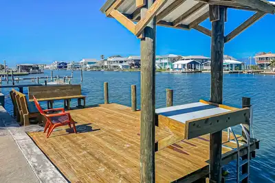 Image de Waterfront retreat with dock, jet ski ramp, fish cleaning station, games, & Ac