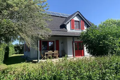 Image de Maison de vacances 'Sabines Badehaus Mit Innenpool' avec vue sur le lac, terrasse privée et Wi-Fi