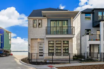 Image de Lakeside Luxury Retreat Along Shoreline of Lake Hubbard
