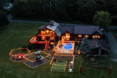 Image de 5br Lux Log Mansion w Legendary Amenities & Pool!
