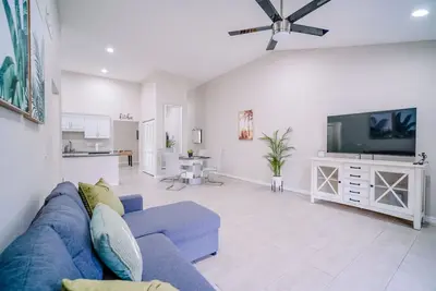 Image de Stylish Urban Haven • Cozy, Clean, Central