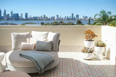 Image de Fully renovated apartment with terrace & city views. 3 mins walk to cafe strip