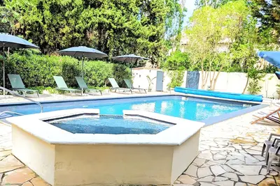 Image de Gîte à la ferme avec billard, jacuzzi et piscine chauffée.
