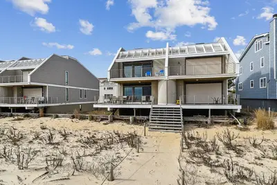 Image de Activities included up to $300 Free Per Week! ! New Listing 2024! Oceanfront! Exceptional vacation beach home where you can step off the lower deck right onto your own gorgeous private beach!