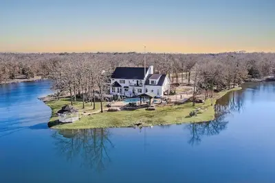 Image de Greenville House · Getaway - Private Lake, Kayaking, Trails, Jaccuzi