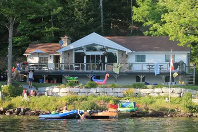 Image de Secluded Waterfront Cottage on Eagle Lake, Close to Sir Sam & Haliburton Village