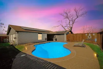Image de Cozy & Bright, 4 Bedrooms, Pool, Mins to Attractions