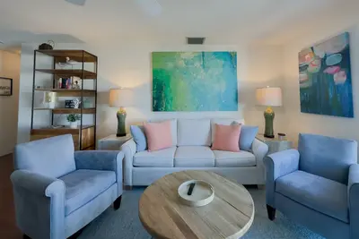 Image de Updated Condo with Beach Access! Shared Pools, Bbq Area! Jamaica Royale Unit 055