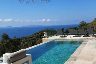 Image de Maison neuve avec piscine splendide vue sur la mer et les iles d'or