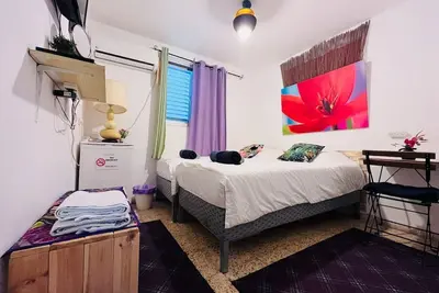 Image de Lowest Place on Earth B&B Private Cosy Double Room Shared Bathroom and Kitchen\n\n