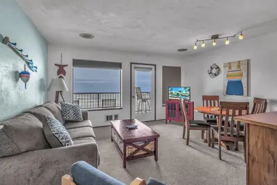 Image de Oceanfront Condo Amazing Views, Charming Nautical Theme, Covered Deck
