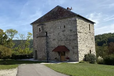 Image de Gîte dans une très jolie tour carré du Xii siècle pour 6-8 personnes à Cotebrune