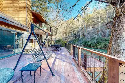 Image de Dog-friendly, riverfront retreat with game room, washer/dryer, wraparound deck