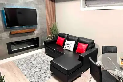 Image de Niagara Getaway across Fallsview! Pet-Friendly! \n2-3 Min Drive to Fallsview, \n\n